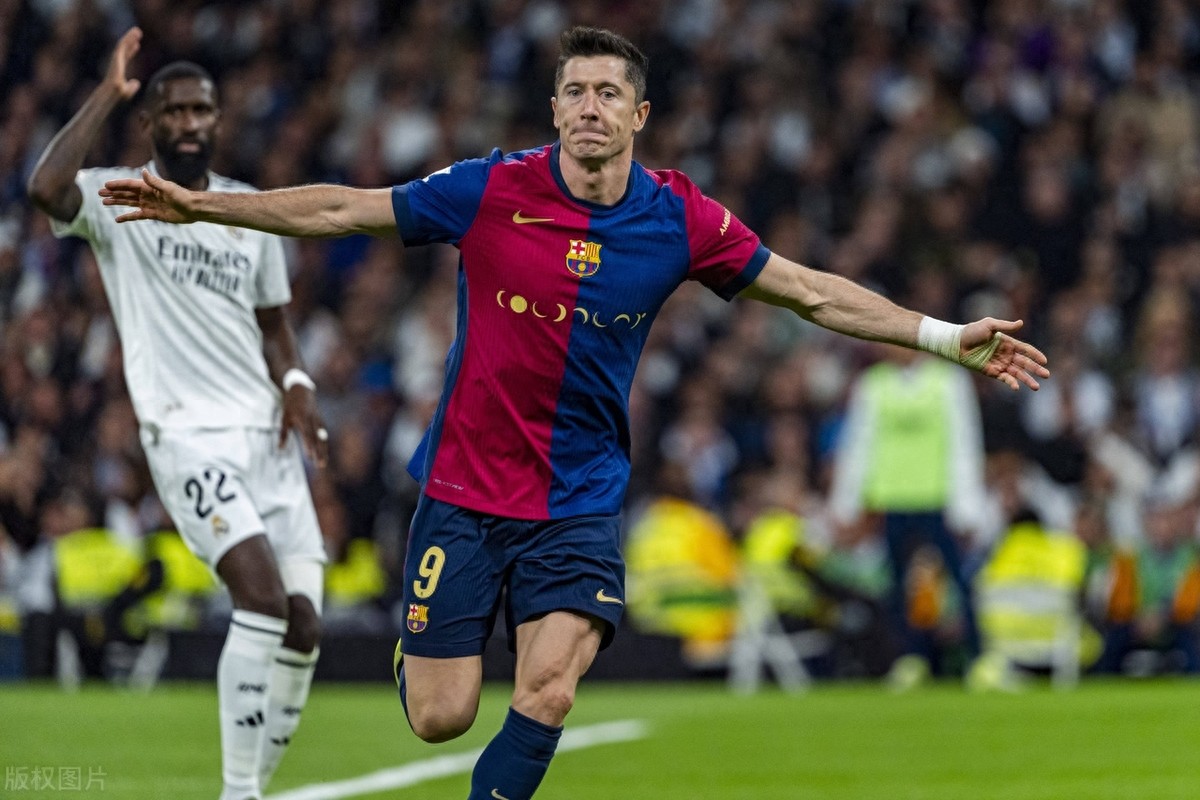 开云-莱万多夫斯基新星出色发挥表现突出，TL前途光明！观众掌声雷动(莱万多夫斯基霸气)