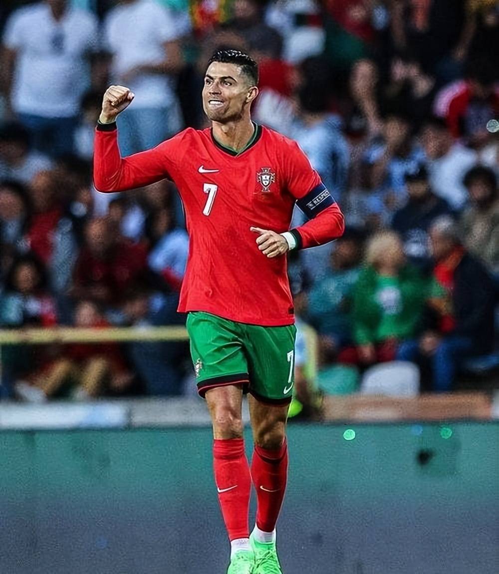 开云app-C罗重返赛场，大比分获胜首场状态出色，巴塞罗那观众沸腾！气势如虹延续(纪录片c罗踢球的视频)